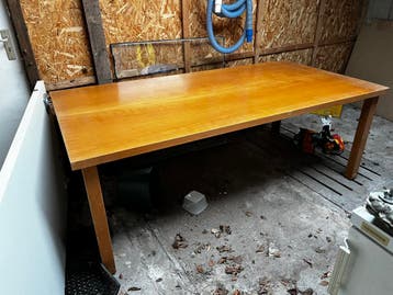 Tafel. 202 bij 102 cm.