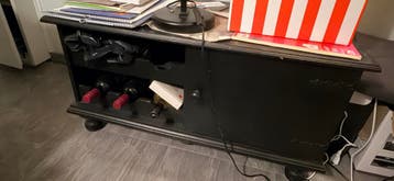 Zwart kastje met wijnrek. Gratis af te halen