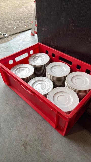 Circa 60 soepkommen met schotel