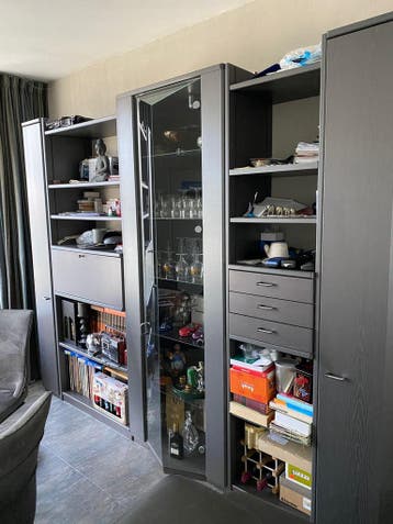 Grijze, grote wandkast - gratis af te halen