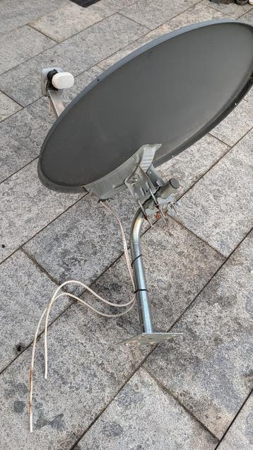 GRATIS Triax schotelantenne 77cm met Beugel