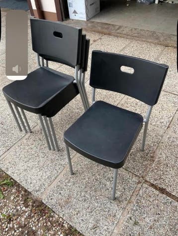 Gratis: Vier zwarte Ikea Herman stoelen