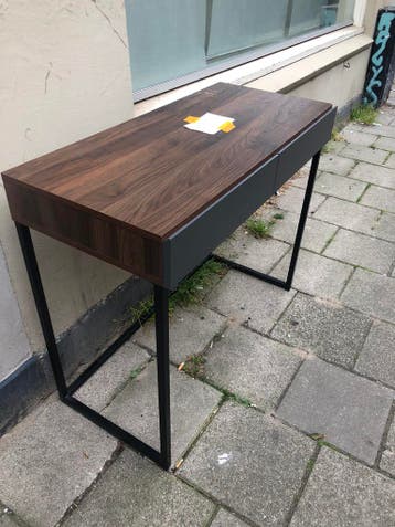 Gratis klein bureau (staat buiten)