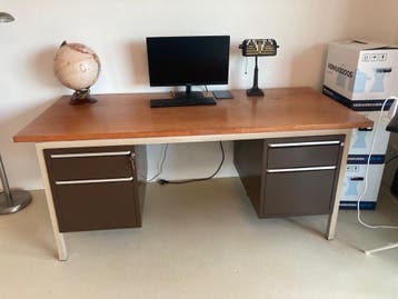 Vintage bureau met stalen lades