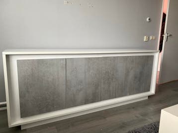 Dressoir wit met grijze betonlook deuren