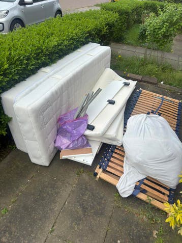 GRATIS: bed, lattenbodem, matrassen + topper