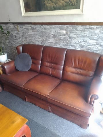 Klassiek bankstel van leer.