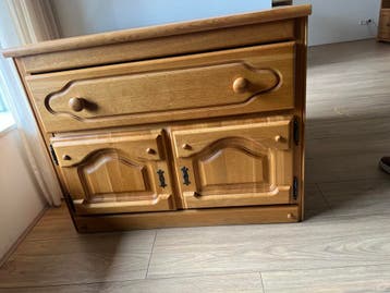 Houten kastje met lade en deurtjes