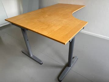 Gratis: Solide groot hoekbureau, ideaal voor thuiskantoor