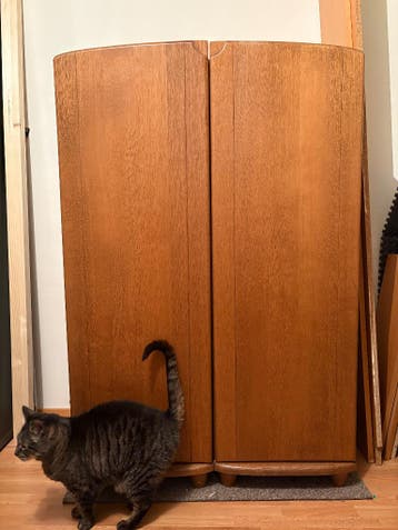 Twee kasten met legplanken