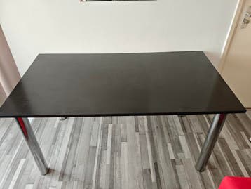 Gratis af te halen: Zwarte bureau / tafel met metalen poten