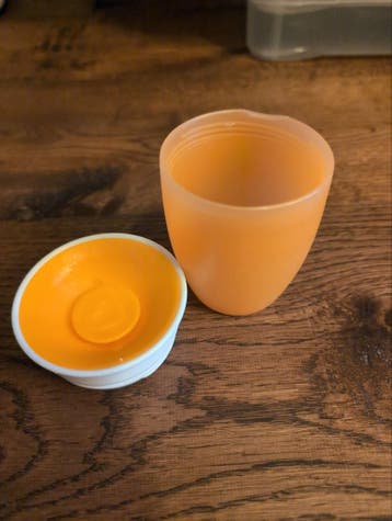 Gratis oranje beker met deksel - alleen ophalen