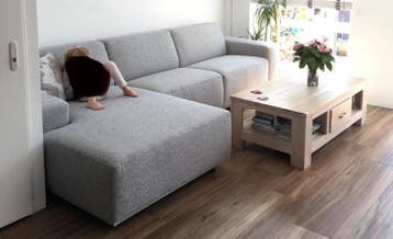 Lichtgrijze hoekbank, 5 jaar oud