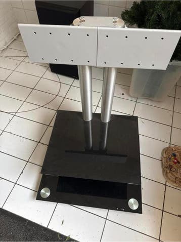 Mooie televisiestandaard met glazen plateau