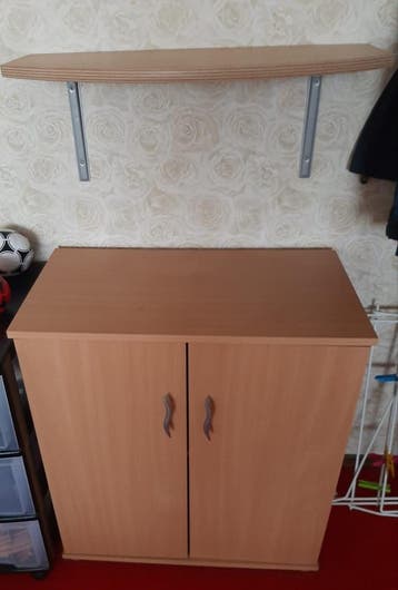 Houten kastje met twee deuren