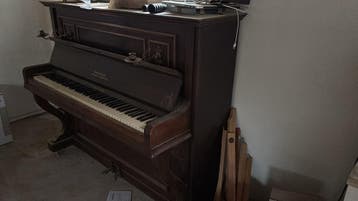 Piano met kandelaars ! Gratis af te halen!