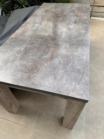 GRATIS - Eettafel met houtlook poten