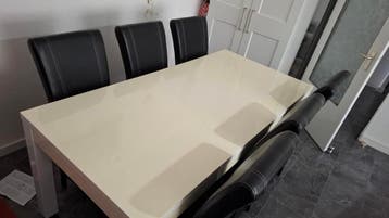 Eettafel met stoelen