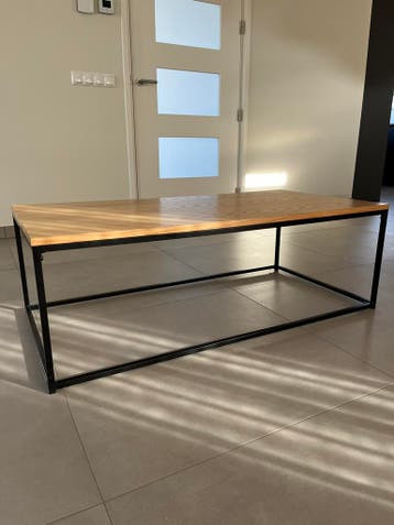 Salontafel met houten blad en zwarte poten