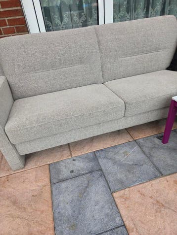 Lichtgrijze bank met twee zitplaatsen