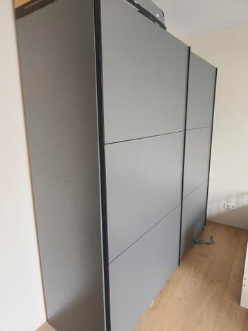 Grote kledingkast met schuifdeuren - Grijs Moet 29 april weg