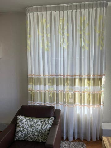 Gordijnen met rails, wit met geel/groen patroon