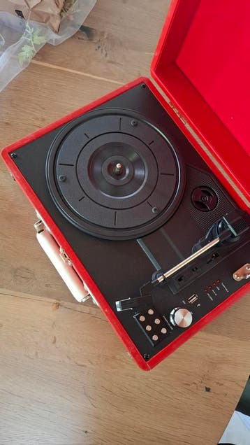 Rode platenspeler in koffer