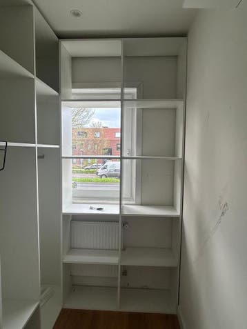 Witte vierkante opbergkast met planken