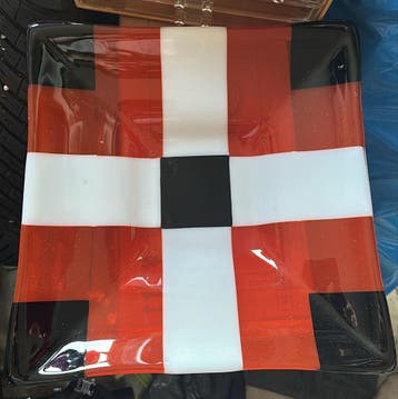 Decoratieve glazen schaal rood, wit en zwart