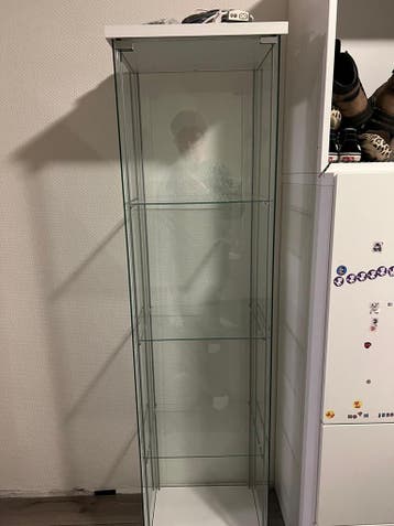 Glazen vitrinekast met planken