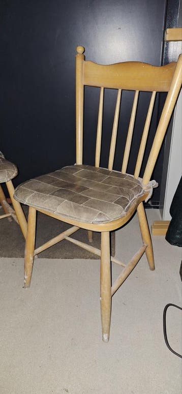 4 oude stevige houten stoelen