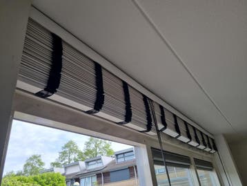 Witte houten jaloezieën