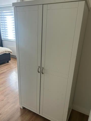 Witte kledingkast met hangruimte en plank gratis