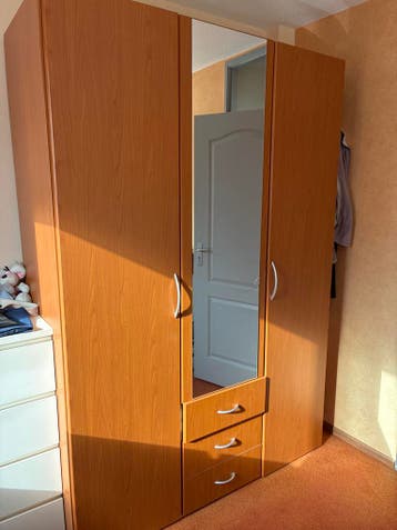 Ruime kledingkast met spiegel en lades