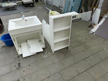 Wastafel met kraan en spiegelkast