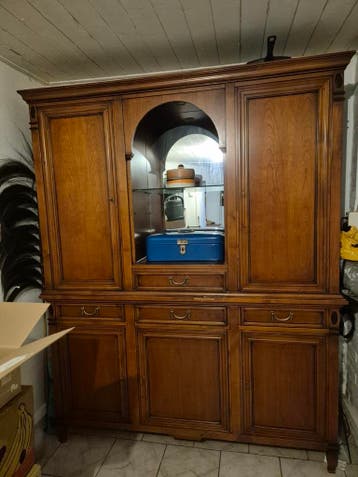 Grote houten kast met vitrine