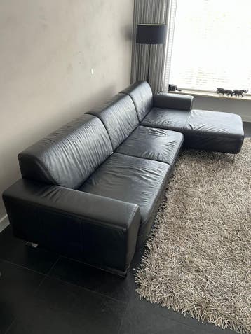 Zwarte leren bank moet snel weg (gratis af te halen)