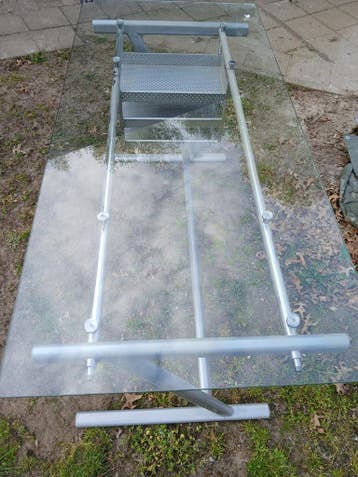 Glazen bureautafel met metalen frame en opbergvakken
