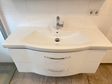 Badmeubel met wastafel en twee lades