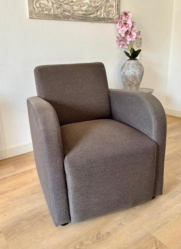 Mooie grijs/bruine fauteuil