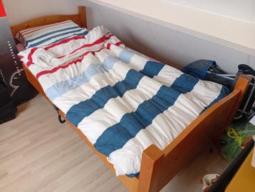 Eenpersoons bed met verstelbare lattenbodem - prima staat