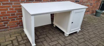 GRATIS: Wit bureau met kastje
