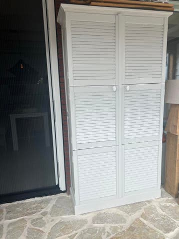 Witte hardhouten kast met louvredeuren