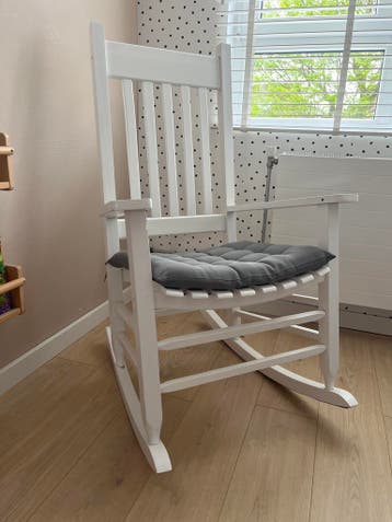 Witte houten schommelstoel