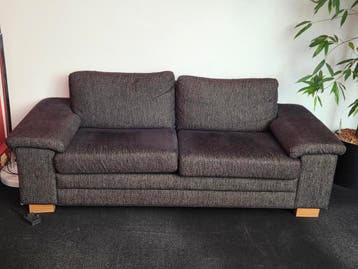 Zwarte driepersoonsbank met houten poten