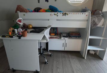 GRATIS Halfhoogslaper wit van Leen Bakker met bureau