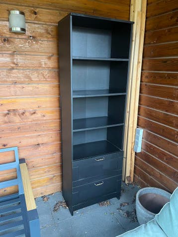 Zwarte kast met planken en lades