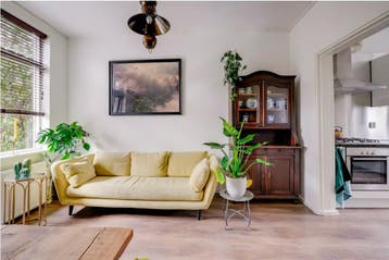 Comfortabele driepersoonsbank in zacht geel fluweel