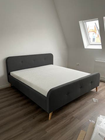 Tweepersoonsbed met stoffen bekleding