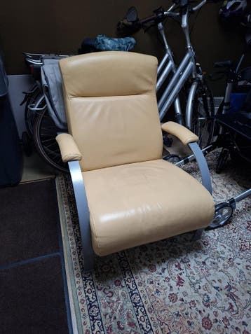 Gratis goede leren stoel met metalen frame.